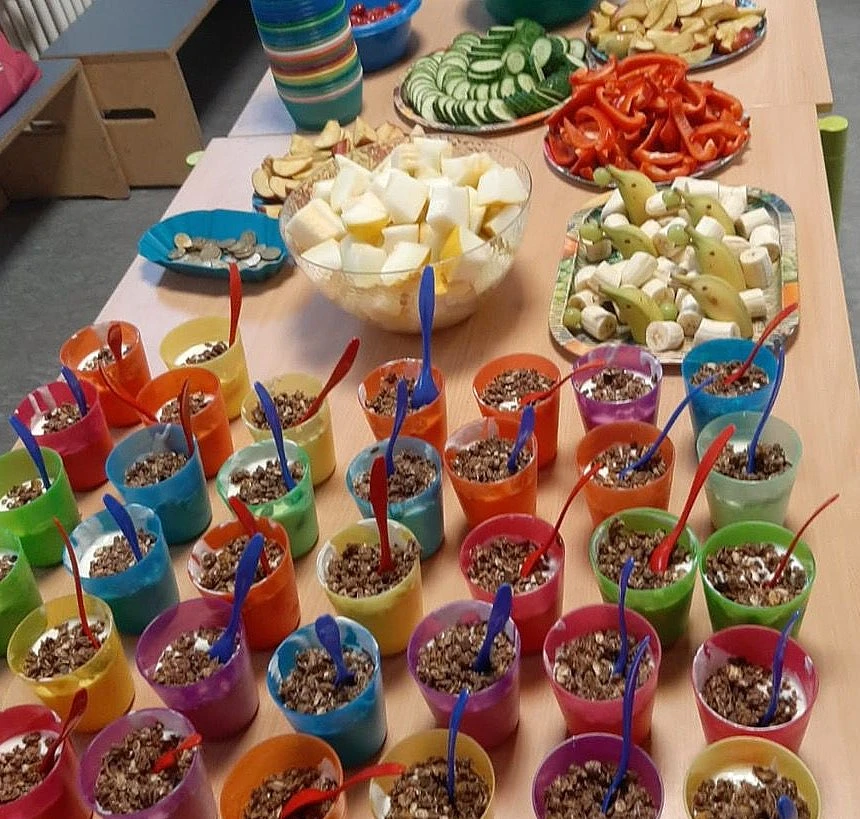 Tisch mit Gem&uuml;se und Joghurtbechern
