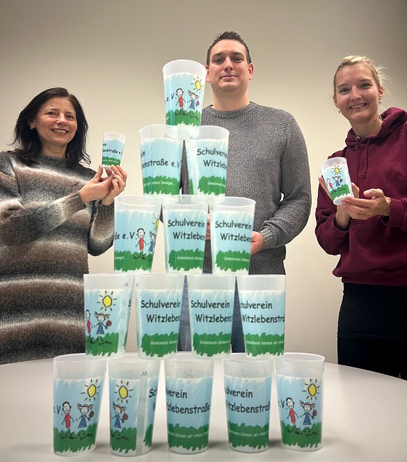 Drei Personen hinter einer Becherpyramide mit Mehrwegbechern des Schulverein Witzlebenstraße