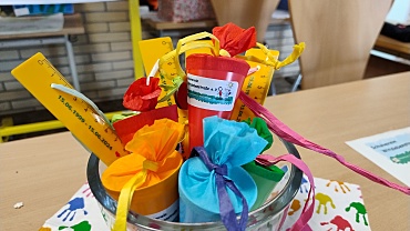 Schultüten und Lineale in einem Glas