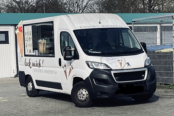 Eiswagen auf dem Schulhof der Grundschule Witzlebenstra&szlig;e