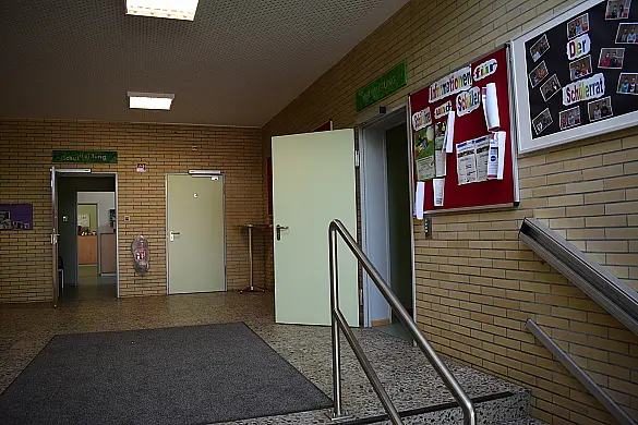 Flur einer Schule mit Treppe