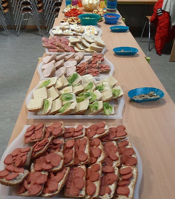 Tisch mit belegten Br&ouml;tchen