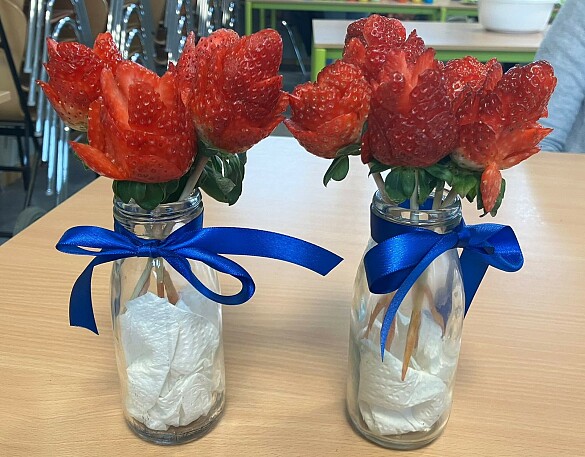 Erdbeeren als Blumen geschnitten