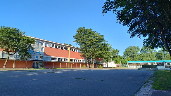 Das Hauptgeb&auml;ude der Grundschule an der Witzlebenstra&szlig;e
