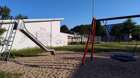 Pausenhof mit Rutsche und Schaukel