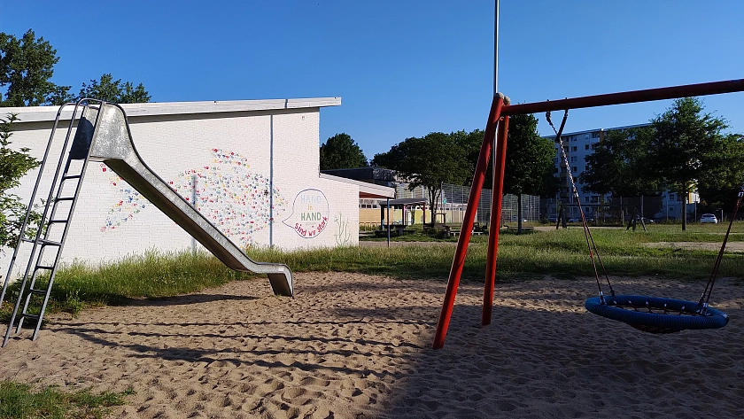 Pausenhof der Grundschule an der Witzlebenstraße mit einer Rutsche