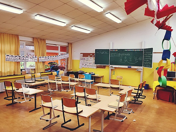 Klassenraum mit St&uuml;hlen