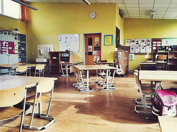 Klassenraum einer Schule mir St&uuml;hlen