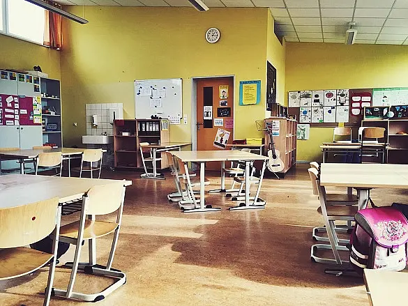 Klassenraum einer Schule mir St&uuml;hlen